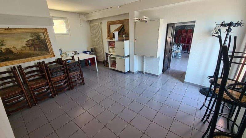 NOVAZZANO: Großes Gebäude mit ehemaligem Restaurant, 4.5 Zi. und 30 Parkplätzen (7)