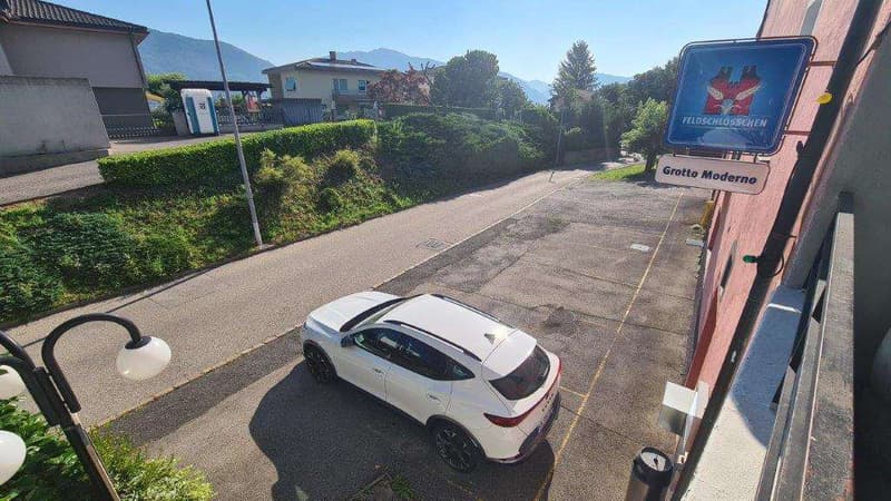 NOVAZZANO: Großes Gebäude mit ehemaligem Restaurant, 4.5 Zi. und 30 Parkplätzen (3)