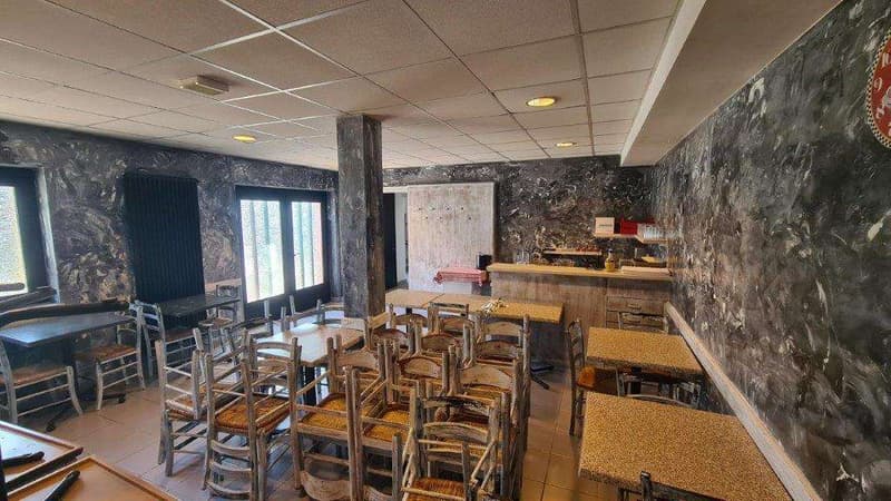 NOVAZZANO: Großes Gebäude mit ehemaligem Restaurant, 4.5 Zi. und 30 Parkplätzen (8)