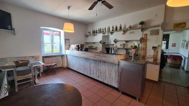 NOVAZZANO: Großes Gebäude mit ehemaligem Restaurant, 4.5 Zi. und 30 Parkplätzen (5)