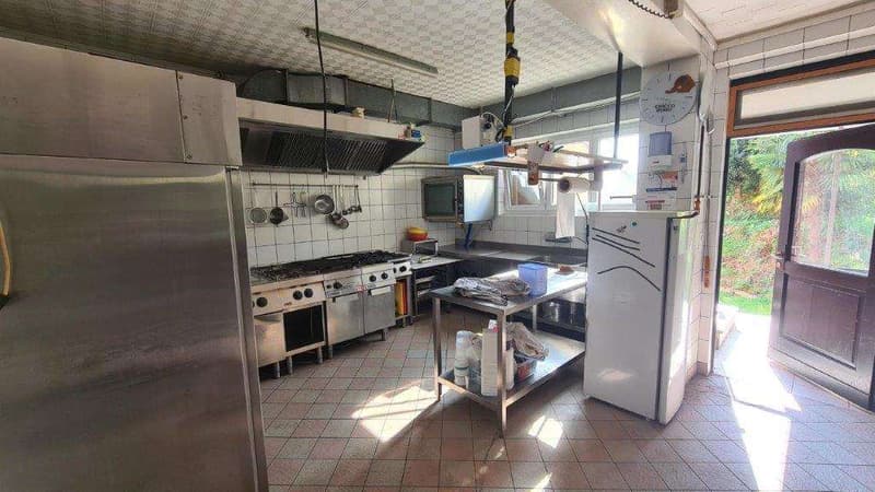 NOVAZZANO: Großes Gebäude mit ehemaligem Restaurant, 4.5 Zi. und 30 Parkplätzen (9)