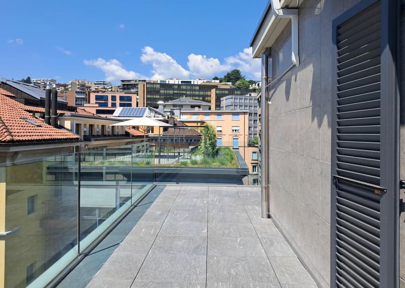 Lugano centro: luminoso attico da 2.5 locali con ampia terrazza e vista aperta (6)