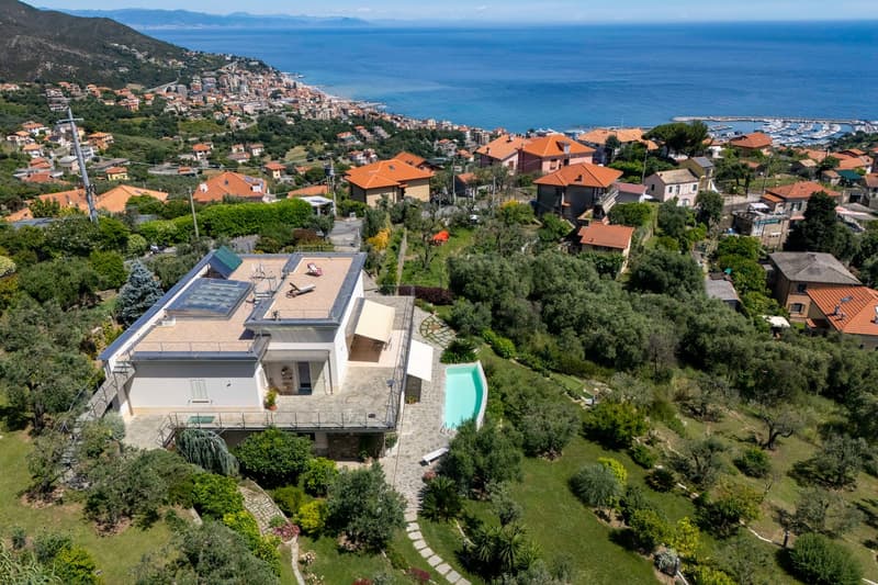 Varazze (ITALIA): elegant villa with a swimming pool, garden, olive grove and garage (2)