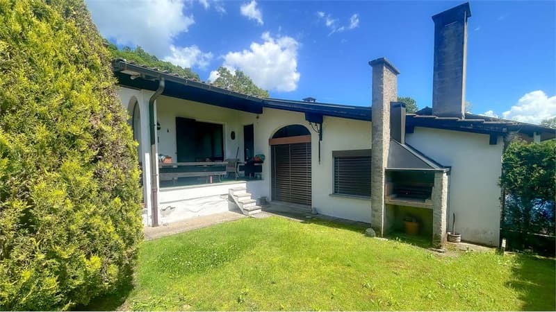 Villa avec piscine, immergée dans la nature, à rénover (3)