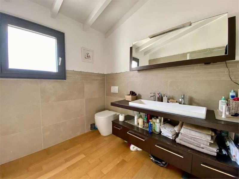 RIVA SAN VITALE: CHARMING 5.5-ROOM HOUSE WITH GARDEN (10)