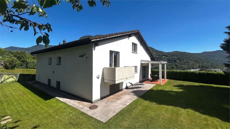 ESCLUSIVA VILLA CON GIARDINO E VISTA APERTA (1)