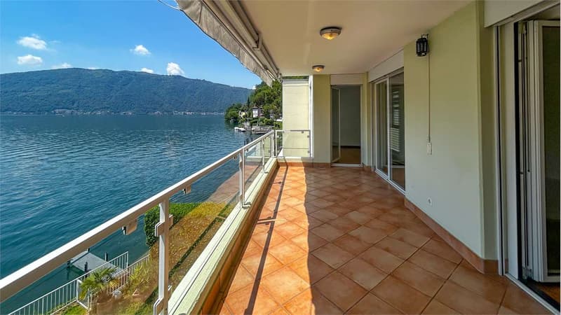 EXCLUSIVE SECONDARY VILLA WITH DIRECT ACCESS TO THE LAKE (11)