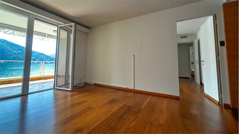 EXCLUSIVE SECONDARY VILLA WITH DIRECT ACCESS TO THE LAKE (10)