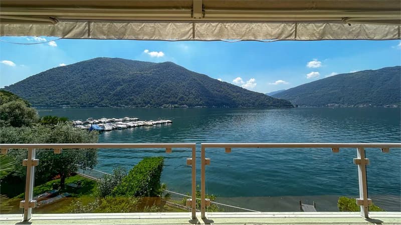 EXCLUSIVE SECONDARY VILLA WITH DIRECT ACCESS TO THE LAKE (12)