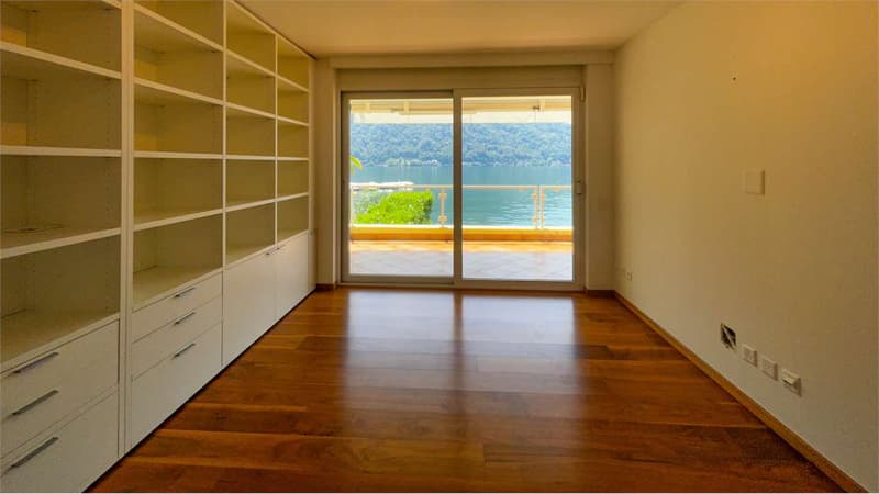 EXCLUSIVE SECONDARY VILLA WITH DIRECT ACCESS TO THE LAKE (9)