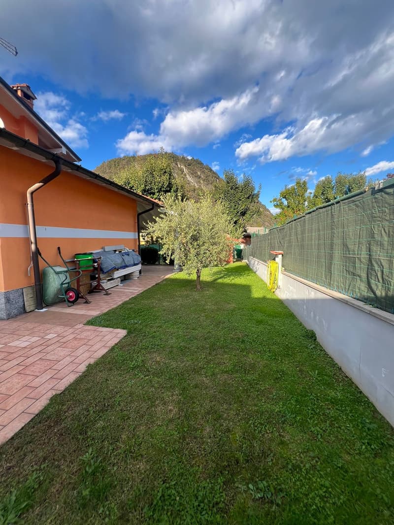 PONTE TRESA (ITA)  : ELEGANTE VILLA CON GIARDINO (7)