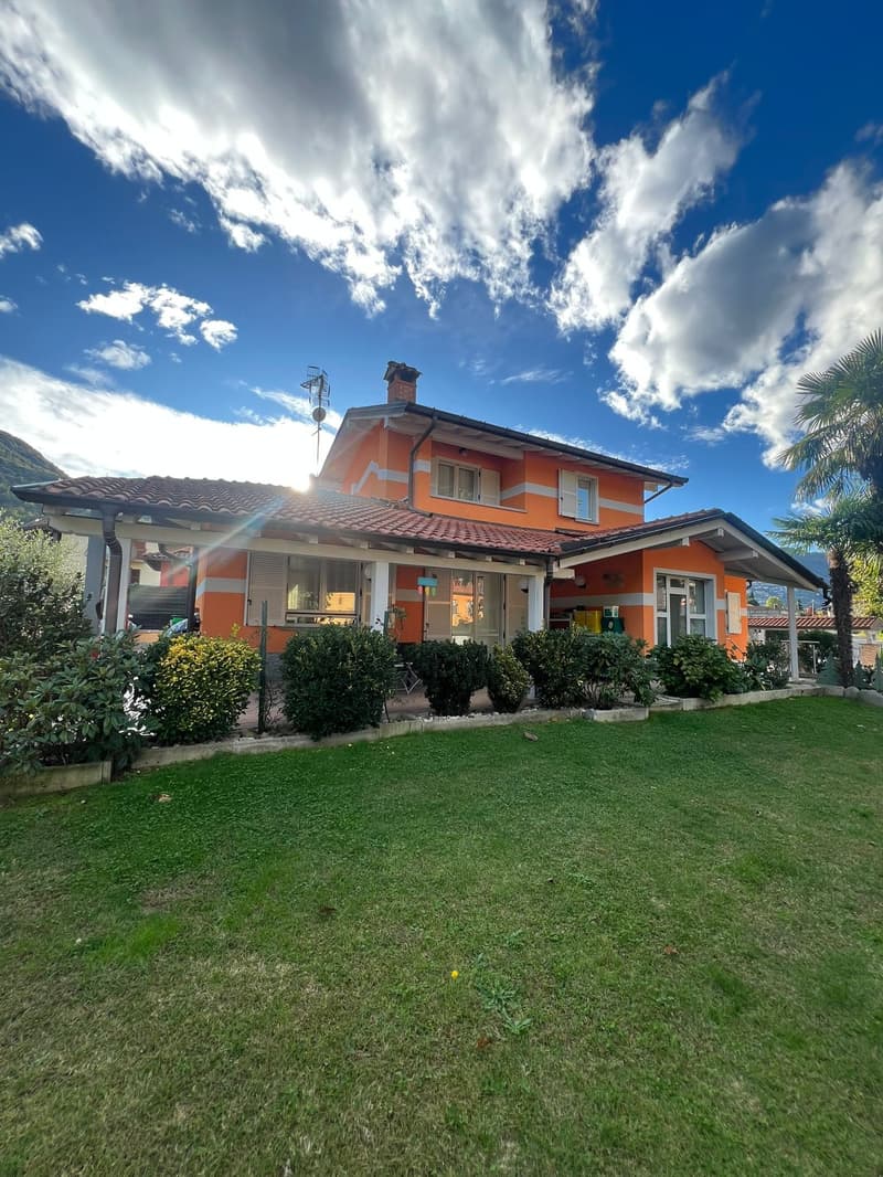 PONTE TRESA (ITA)  : ELEGANTE VILLA CON GIARDINO (2)
