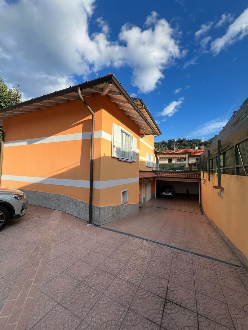 PONTE TRESA (ITA)  : ELEGANTE VILLA CON GIARDINO (6)