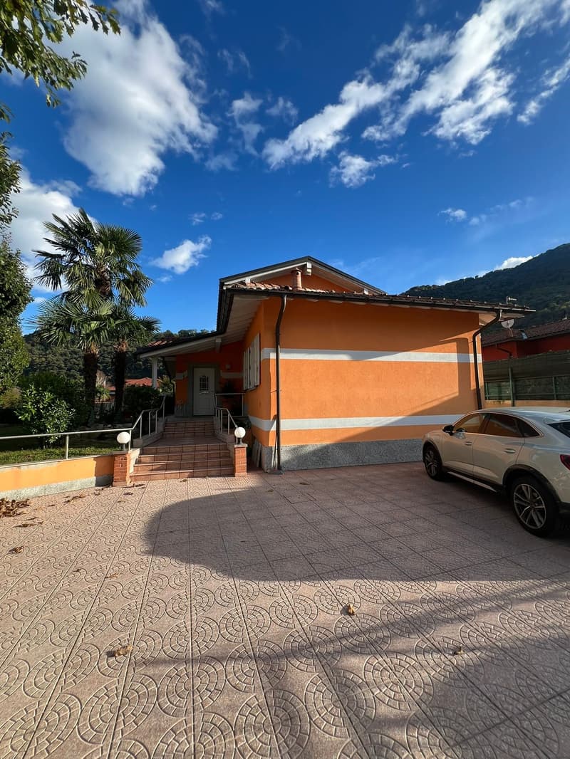 PONTE TRESA (ITA)  : ELEGANTE VILLA CON GIARDINO (5)
