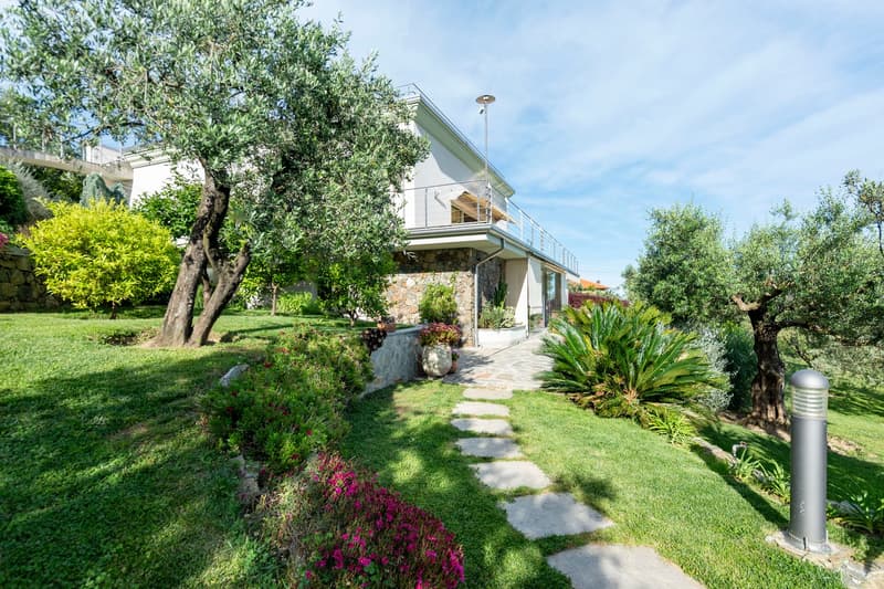 Varazze (ITALIA): elegant villa with a swimming pool, garden, olive grove and garage (1)