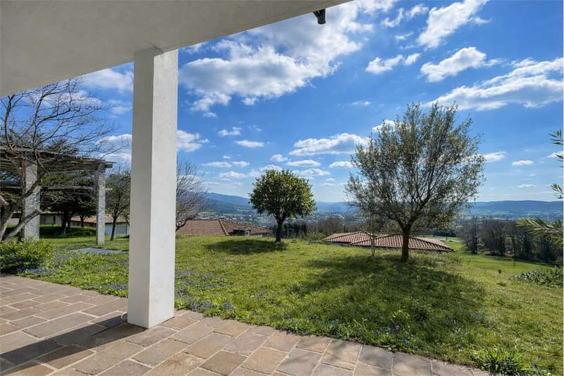 Semi-detached house with breathtaking views in Besazio (4)