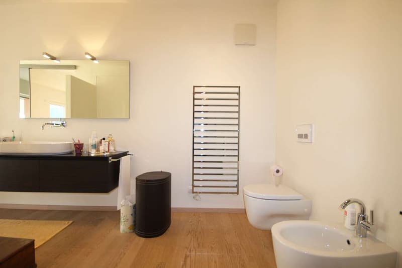 Spazioso appartamento vista lago con giardino in condominio con piscin (8)