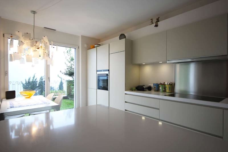 Spazioso appartamento vista lago con giardino in condominio con piscin (3)