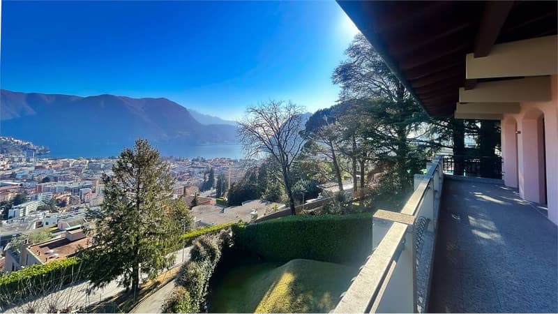 Elegante villa con piscina e romantica vista lago (1)