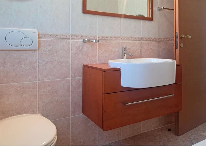 Spazioso attico di 4,5 locali con vista lago in casa bifamiliare (11)