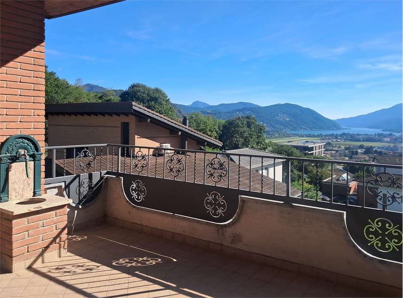 Spazioso attico di 4,5 locali con vista lago in casa bifamiliare (1)