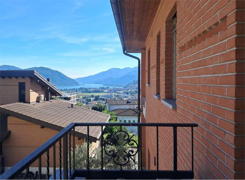 Spazioso attico di 4,5 locali con vista lago in casa bifamiliare (9)