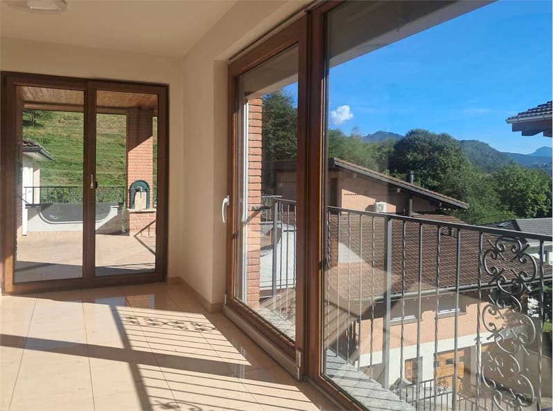 Spazioso attico di 4,5 locali con vista lago in casa bifamiliare (2)
