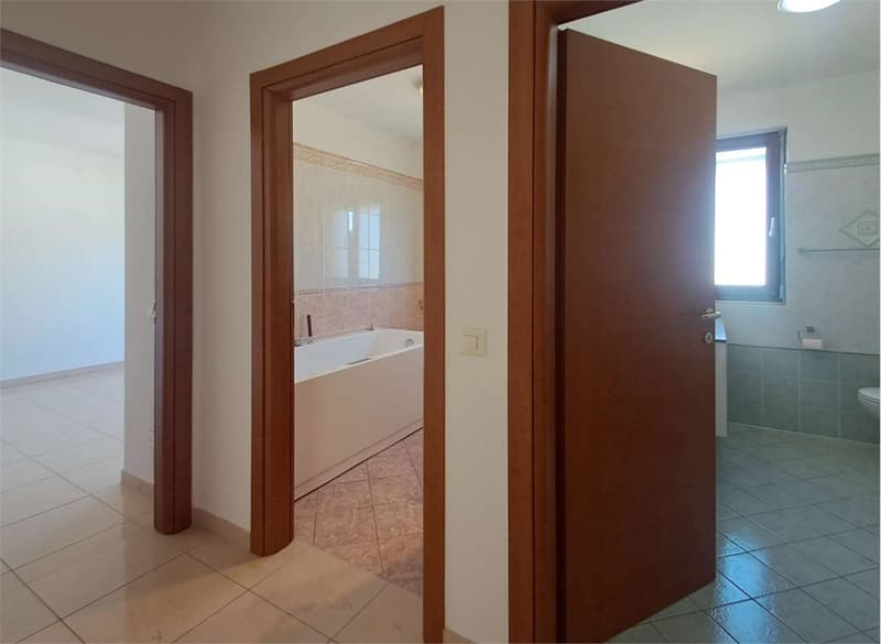 Spazioso attico di 4,5 locali con vista lago in casa bifamiliare (13)