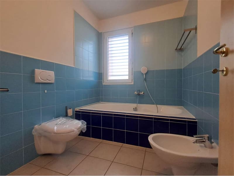 Melano: piacevole maisonette di 3,5 locali con terrazze e parcheggi (9)