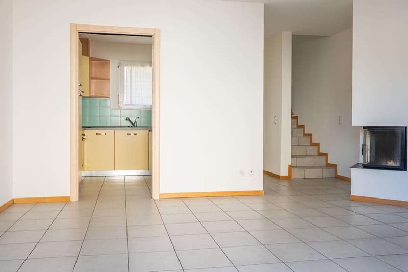 Melano: piacevole maisonette di 3,5 locali con terrazze e parcheggi (2)