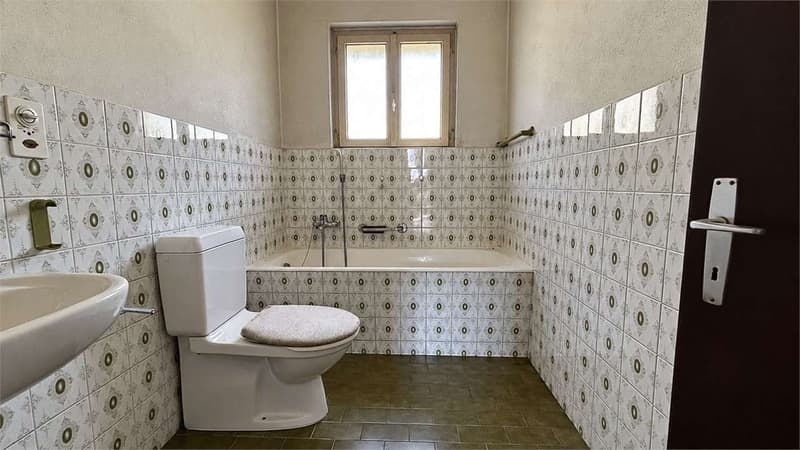 VILLA CON PISCINA IMMERSA NEL VERDE DA RINNOVARE (7)