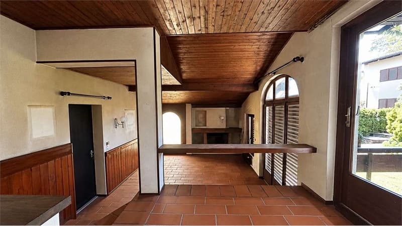 VILLA CON PISCINA IMMERSA NEL VERDE DA RINNOVARE (5)