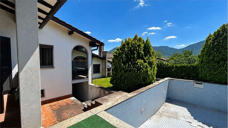 VILLA CON PISCINA IMMERSA NEL VERDE DA RINNOVARE (2)