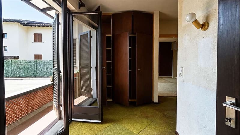 VILLA CON PISCINA IMMERSA NEL VERDE DA RINNOVARE (9)