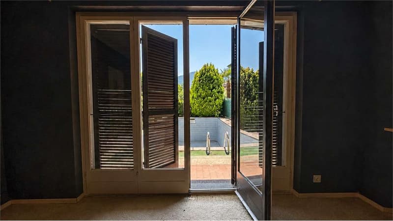 VILLA CON PISCINA IMMERSA NEL VERDE DA RINNOVARE (8)