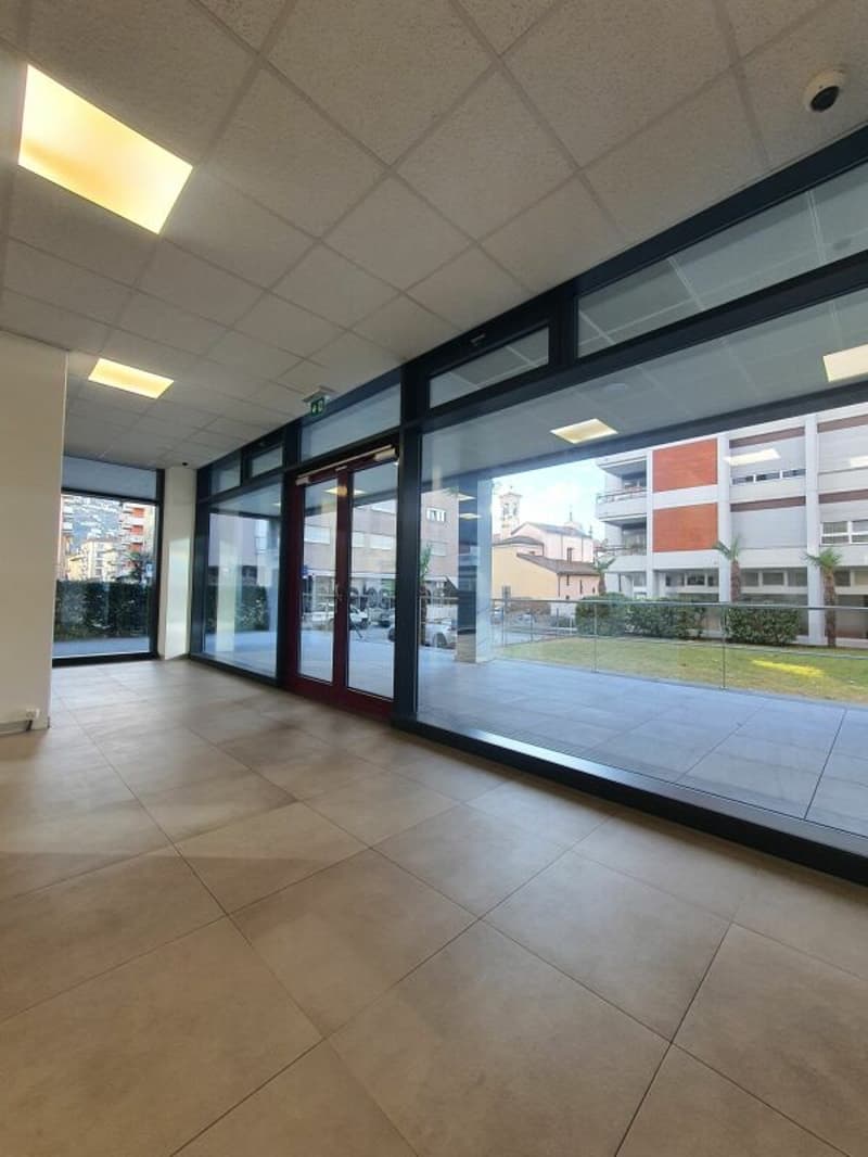 Espace commercial au rez-de-chaussée d'environ 80 m² de superficie - Zone USI de Lugano - Résidence Agorà (4)
