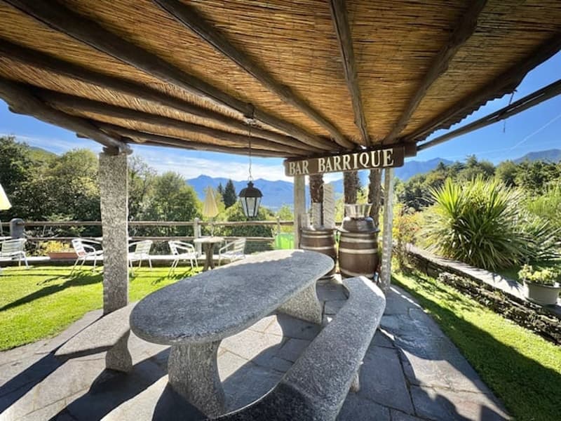 VENDESI IN VAL RESA (Brione sopra Minusio) - CASA CON PISCINA ED AMPIO GIARDINO (16)