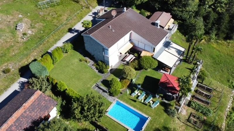 VENDESI IN VAL RESA (Brione sopra Minusio) - CASA CON PISCINA ED AMPIO GIARDINO (4)