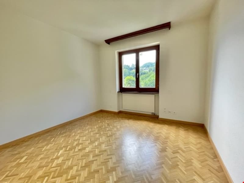 Parquet floor, window, white walls, radiator