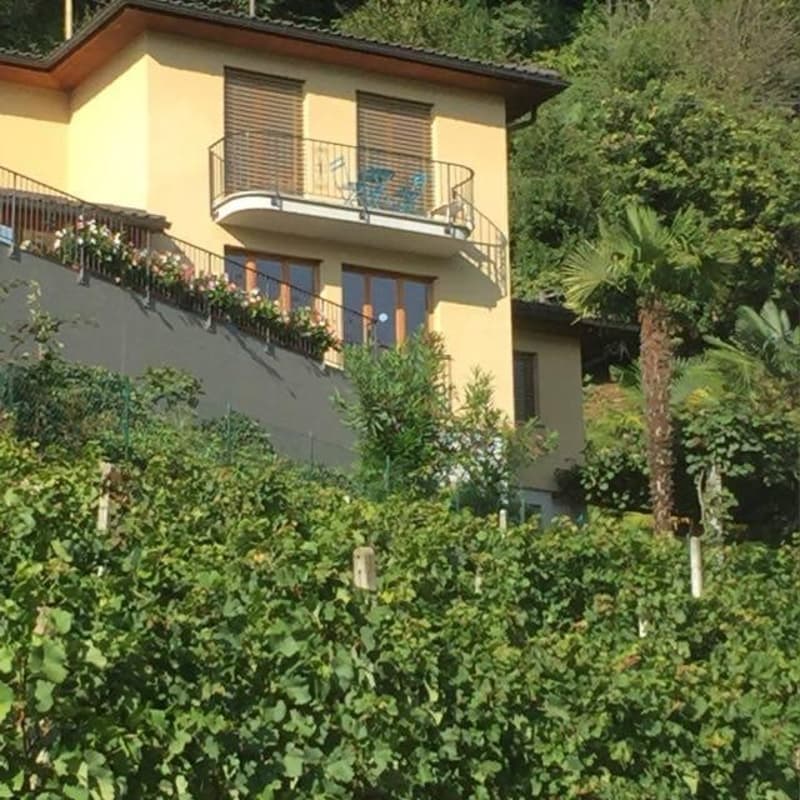 VENDESI A CUGNASCO - Bella casa unifamiliare di 5.5 loc. in buonissimo stato - Schönes 5.5 Zi.-Haus (2)