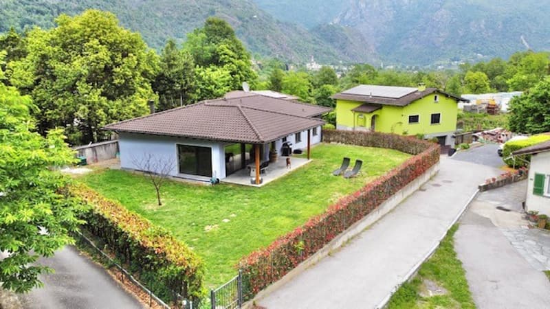 Moderne Einfamilienhaus mit privatem Garten in Golino zu verkaufen (2)