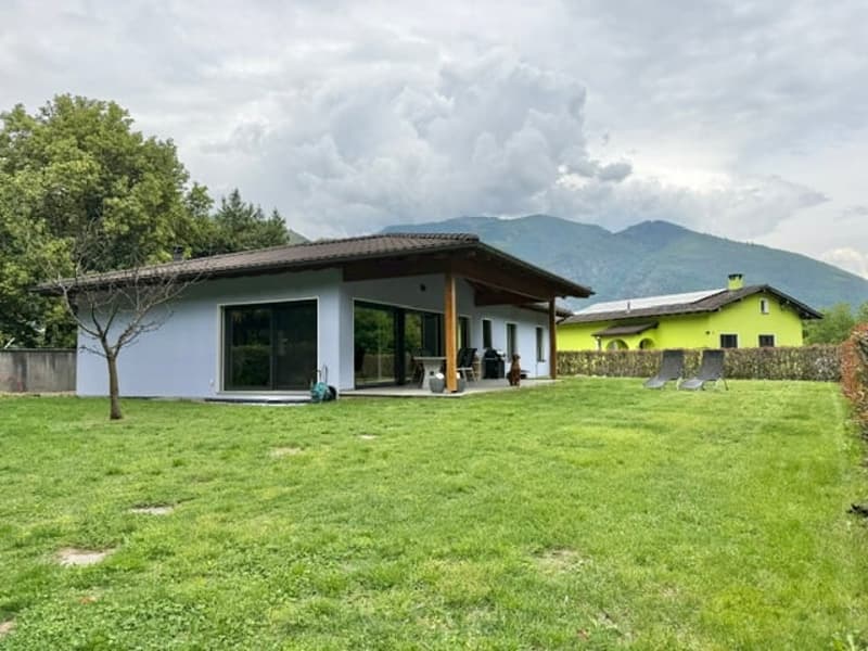 Moderne Einfamilienhaus mit privatem Garten in Golino zu verkaufen (3)