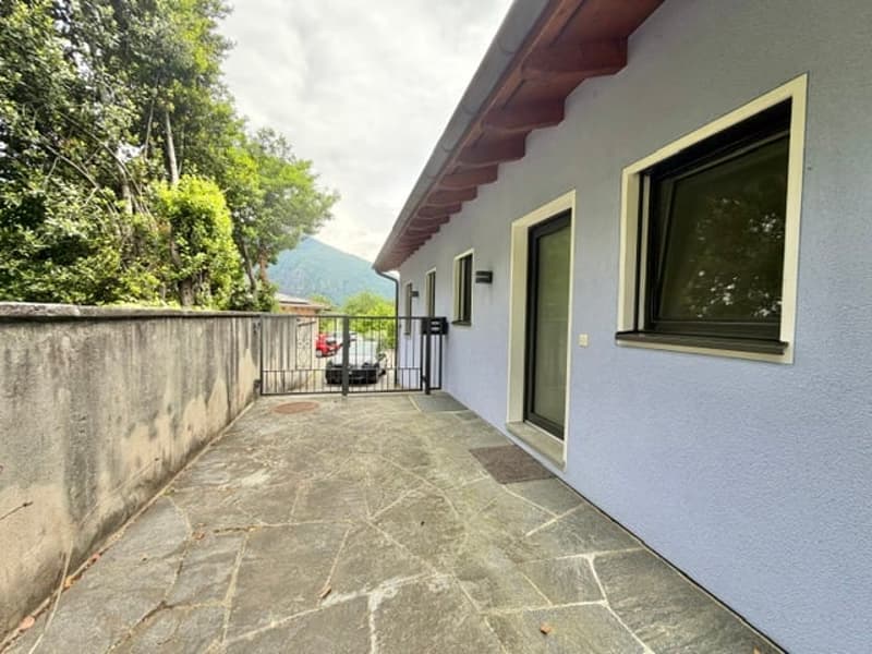 Moderne Einfamilienhaus mit privatem Garten in Golino zu verkaufen (5)