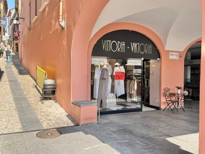 AFFITTASI A LOCARNO (PIAZZA GRANDE) - NEGOZIO SU DUE LIVELLI CON VETRINA (4)