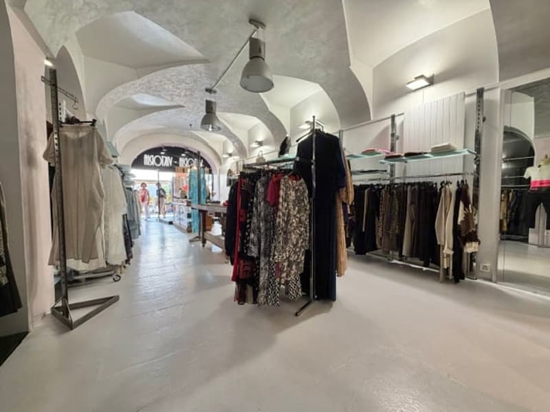 AFFITTASI A LOCARNO (PIAZZA GRANDE) - NEGOZIO SU DUE LIVELLI CON VETRINA (8)