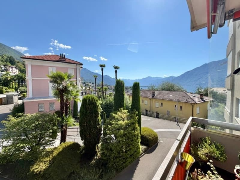 VENDESI A MURALTO - luminoso monolocale al 2° piano in residenza con piscina coperta (7)