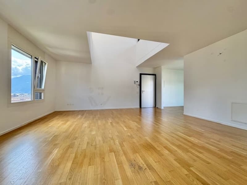 VENDESI IN CENTRO A LOSONE - MODERNO ATTICO DUPLEX DI 5.5 LOCALI (15)