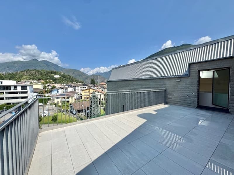 VENDESI IN CENTRO A LOSONE - MODERNO ATTICO DUPLEX DI 5.5 LOCALI (22)