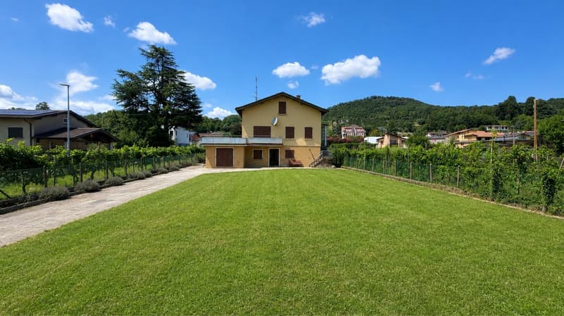 Rancate – Casa bifamiliare con ampio terreno e potenziale edificatorio (1)