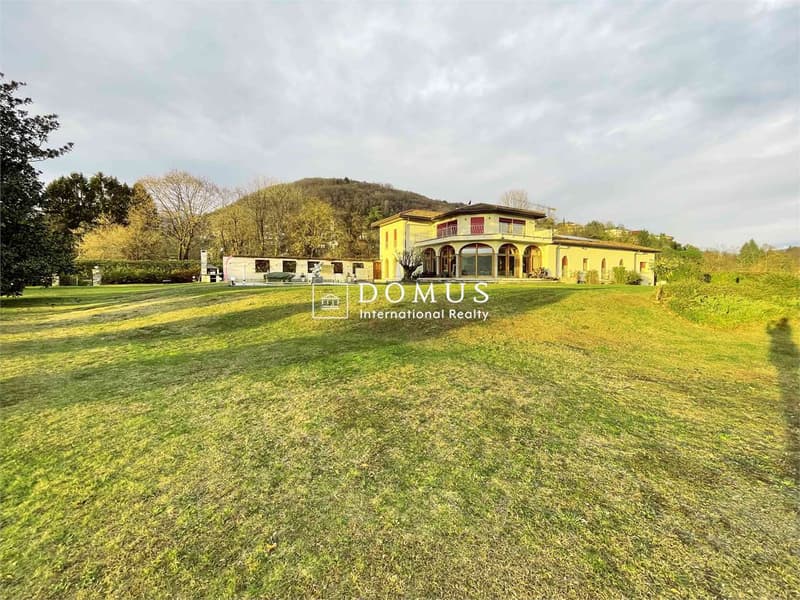 Villa dominante vista lago, nel verde (2)
